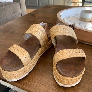 Mia platform sandals New without tags